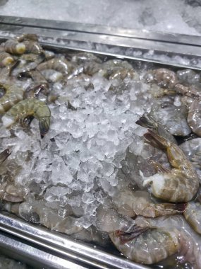 Taze çiğ karides, deniz ürünleri pazarında satılıyor. Soğuk kabuklu protein bolluğu, perakende satış tepsisinde gurme yemeği pişirmeye hazır.