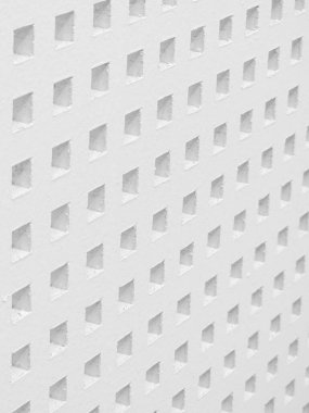 Soyut beyaz delikli ızgara desenli arkaplan dokusu geometrik kare kare delik yapısı temiz minimal mimari tasarım ve basit simetri duygusunu gösteriyor