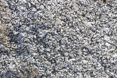 Kırık gri taş dokusu ve granit çakıl deseni inşaat yolu dekorasyonu için yerde duruyor. Doğal grunge detaylarıyla soyut kaya yüzeyini gösteriyor.