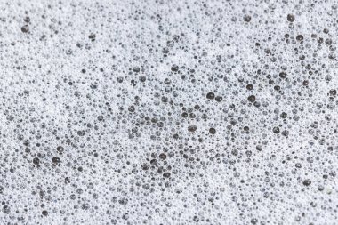 Beyaz sabun köpüğünün güzel, temiz dokusu su ve hijyen deterjanı ile yıkandıktan sonra ev temizliği ya da spa konseptine uygun taze bir hisle kapanır.