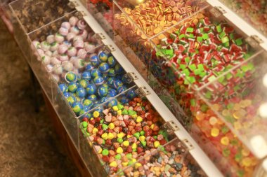 Şekerci dükkanında renkli şekerleme seçimi çocukluk anıları için neşeli ve neşeli bir ortam yaratıyor.