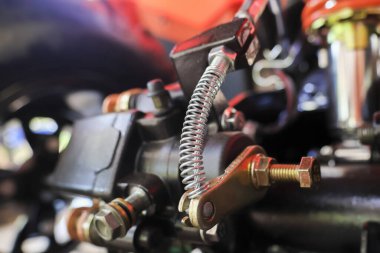 Güçlü metalik doku ve güç ve hız gösteren karmaşık mekanik detay içeren modifiye edilmiş motosiklet üzerinde sağlam arka fren pompası montajı yakın çekim