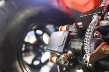 Otomotiv endüstrisi aşıkları için güçlü enerji ve hassasiyet mühendisliği taşıyan parlak metalik yay ve siyah mekanik bileşenlerin yer aldığı motorsiklet motor parçalarının ayrıntılı yakın görüntüsü
