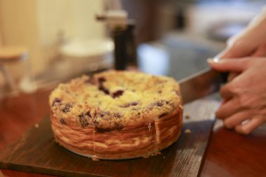 Ev yapımı krep katmanını ahşap tabaka keserek tatlı aşıklar için mutlu duygusal duygular yaratıyor iştahlı ve aç lezzetli yemek fırınları ya da restoranlar yiyor.