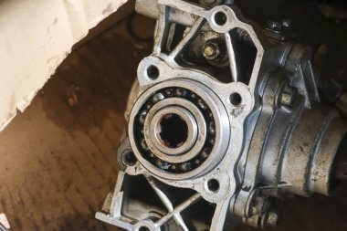 Ağır metal alüminyum motor parçasının yakın plan çekimi top bilyesinin güçlü ve dayanıklı otomotiv bakım teknolojisi tamirat atölyesi tamirciliği hissini gösteriyor.