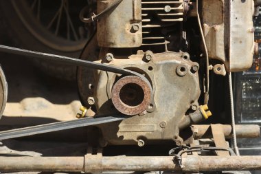 Kapatın eski paslı motor parçasını lastik kemer ve makara ile Endüstriyel mekanik gücü gösteriyor