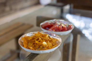 Beyaz kasedeki taze meyvelerin lezzetli sağlıklı atıştırmalıkları, spa 'da rahatlık ve rahatlık için ferahlatıcı ikramları, basit ve lezzetli bir zevk anı sunuyor.