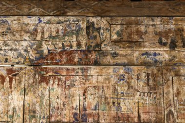 Eski bir Mısır sanat resmine yakın çekim ve ahşap doku üzerine duvar resmi. Tarihin ve kültürün bu parçası esrarengiz ve yıpranmış görünüyor.