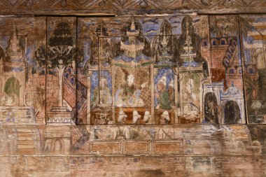 Güneydoğu Asya 'daki yıpranmış tapınak duvarında antik duvar resmi. Bu eski, solmuş sanat eserleri, dinsel ve dinsel figürlerle tarihi sahneleri betimliyor.