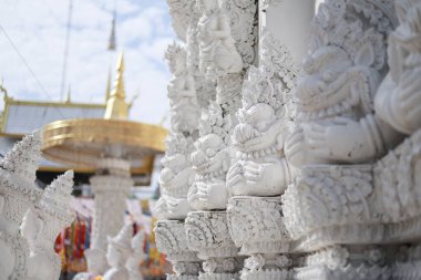 Geleneksel Tayland Budist tapınağındaki huzur dolu beyaz mitolojik naga heykeli. Karmaşık detaylarla süslü, ruhani heykel Tayland 'daki antik mimariyi gösteriyor.