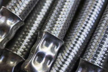 Güçlü endüstriyel dokusu olan paslanmaz çelik örgülü metal hortumu kapatın. Teknik hidrolik boru üretim ve tesisat sistemleri için dayanıklılık ve güç gösteriyor