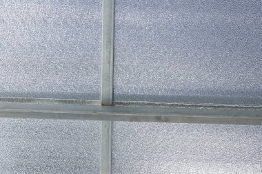 Çatıda yarı saydam polikarbonat dokusuna sahip soyut geometrik arkaplan dayanıklı metal yapısını ve soğuk endüstriyel atmosferi taşıyan doğrusal deseni gösteriyor