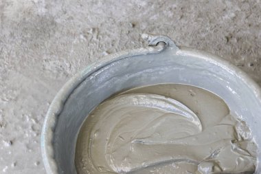 İnşaat alanı kovası ıslak gri çimento karışımı inşaata hazır, tamamlanmamış doku detayı, endüstriyel havan topu plastik kap, çimento zemini kaplaması