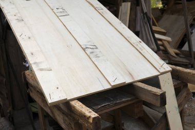 Yüksek açılı çekim, ahşap ahşap ya da tahta döşeme montajını, ahşap işçiliği atölyesinde, otantik kırsal atmosferi ve bitmemiş marangozluk inşaat projesiyle gösterir.