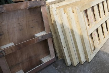 Tahta palet sandık nakliye için lojistik nakliye endüstrisi sağlam çam kalası dokusu ve endüstriyel konsept arka planıyla depoda duruyor.