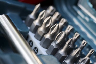 Profesyonel dayanıklı metal tornavida, mavi plastik atölye içinde düzenlenmiş metal endüstriyel alet koleksiyonu onarım ve inşaat projesi yenileme çalışmaları için