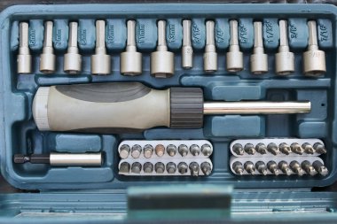 Tornavida saplı profesyonel donanım gereç takımı. Düzenli mavi plastik çanta mekanik tamir ve bakım için hazır. Tamirci için güvenilir kalitede.