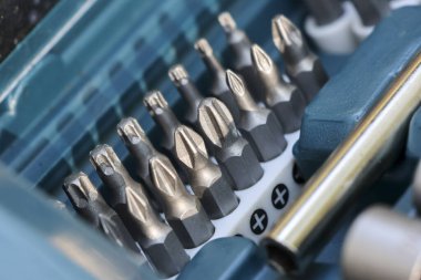 Tornavida bitinin yakın çekim çekimi sağlam plastik kutuya yerleştirildi. Ağır inşaat çalışmaları ve organize araç konseptini gösteren metal tamiri için hazır.