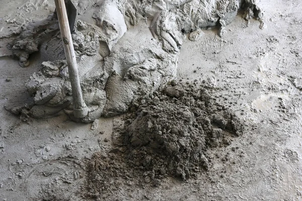Kirli, kirli inşaat sahası yığını ıslak çimento karıştırıcı beton tozu kum ve çamur. Ev inşa etmek için zemin kattaki çapa aletini kullanıyor.