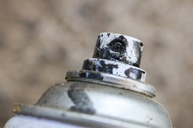 Kirli, kullanılmış sprey boya makroda kapanıyor. Siyah ve beyaz boya damlaları kapak üzerinde kumlu grunge dokusu oluşturur. Bu da şehir sanatı olduğunu gösterir.