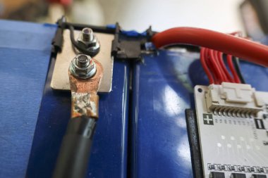 Güçlü enerji depolama sistemi çözeltisi için güç terminali ve elektrik kablosu bağlantısını gösteren yüksek voltajlı lityum bataryasını kapatın