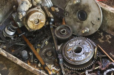 Eski paslı endüstriyel makine parçalarını dişli, dişli, sivri uçlu ve yataklı olarak kapatın. Kirli yağlarla kaplı mekanik hurda metaller terk edilmeyi çağrıştırıyor.