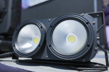 Güçlü siyah profesyonel LED sahne lambası. Parlak ışıklandırma ekipmanları bir etkinlik, gösteri, konser veya profesyonel stüdyo için yoğun aydınlatma yaratır