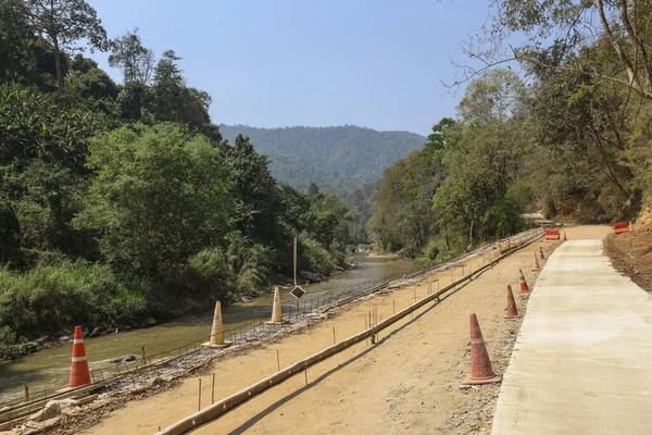 Nehir boyunca yeni yürüyüş yolu için sakin bir inşaat alanı. Kırsal kalkınma projesi, güzel doğal manzara ve sakin manzara arasında ilerleme gösteriyor.