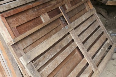 Eskimiş kahverengi desenli eski bir ahşap panel. Antika kereste yığını, unutulmuş yaş ve nostaljik bozulma belirtileri gösteren mükemmel bir arka plan oluşturur. Odun topladık.