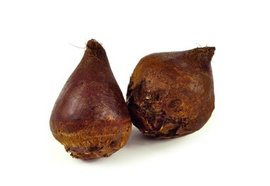 Beyaz arkaplanda pancar kökü