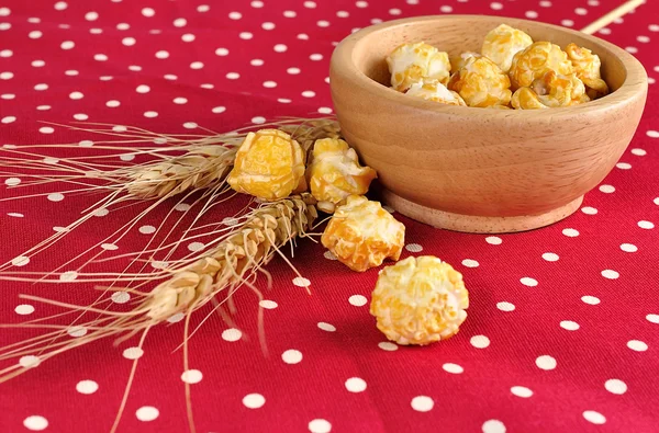 Popcorn en oor van gerst voor achtergrond — Stockfoto