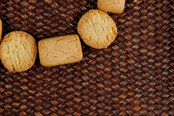 Galletas cierran sobre fondo de textura de bambú —  Fotos de Stock