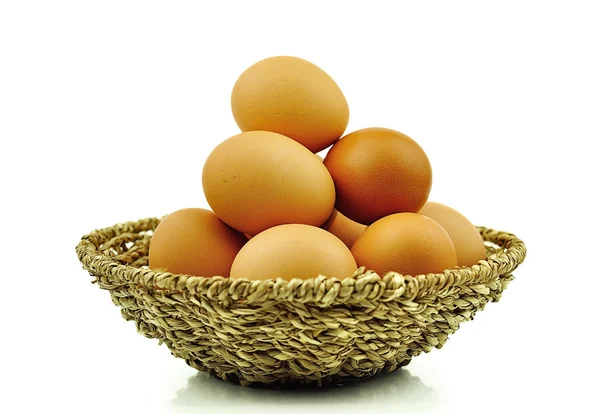 Ovos isolados sobre fundo branco. — Fotografia de Stock