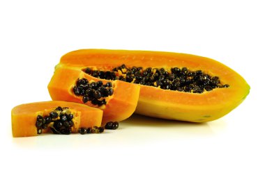 Papaya yakın kadar izole üzerinde beyaz arka plan