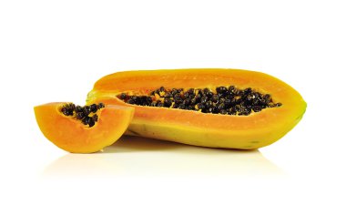 Papaya yakın kadar izole üzerinde beyaz arka plan