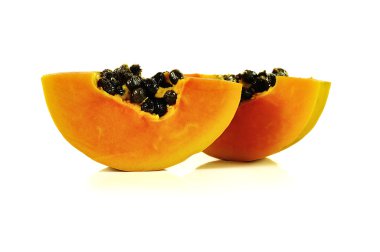 Papaya yakın kadar izole üzerinde beyaz arka plan