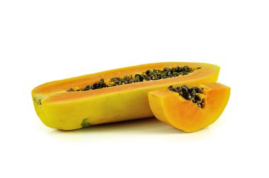 Papaya yakın kadar izole üzerinde beyaz arka plan