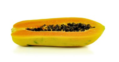 Papaya yakın kadar izole üzerinde beyaz arka plan