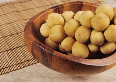 Tay meyve ahşap arka plan üzerinde yakın çekim