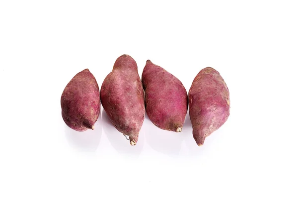 Batatas de ñame se cierran sobre fondo blanco —  Fotos de Stock