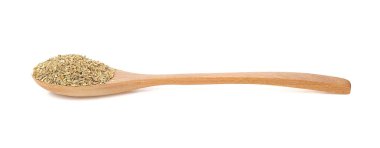 Tahta kaşıkta kekik otu, beyaz arka planda izole edilmiş..