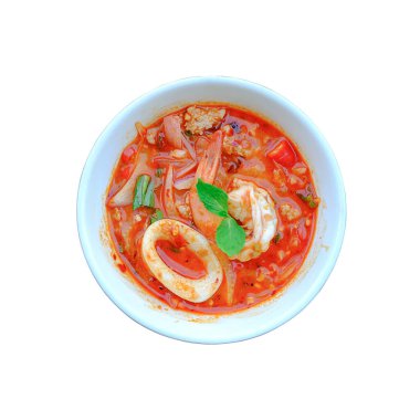 Tom yum çorbası beyaz arka planda izole edilmiş yakın plan .