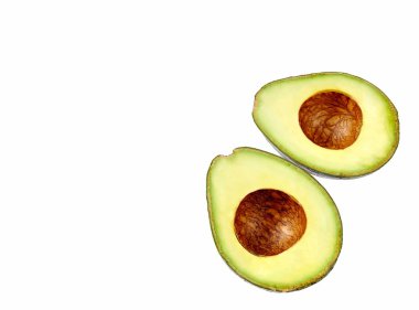 avokado beyaz arkaplanda izole edildi