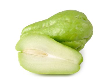 Beyaz arkaplanda Chayote izole edildi