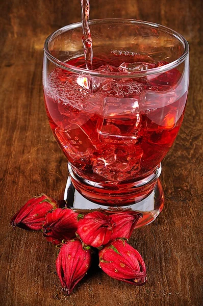 Roselle ahşap arka plan üzerinde