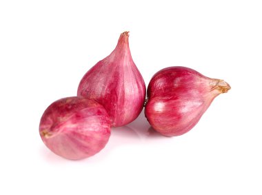 yalıtılmış zemin üzerine kırmızı soğan