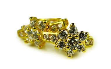 Beyaz arka plan üzerinde elmas küpe