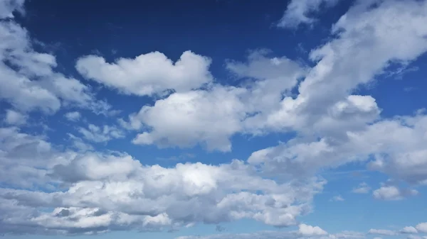 Ciel avec des nuages orageux. Contexte naturel — Photo