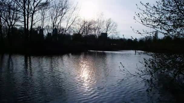 Parque da cidade céu e lago — Vídeo de Stock