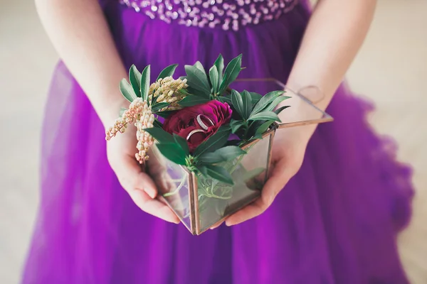 Anéis de casamento na decoração — Fotografia de Stock